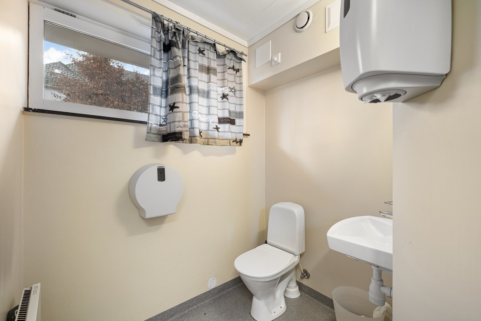 Toalettrom i underetasjen, som er malt i en lys fargetone. Det er linoleumsbelegg på gulvet. Galleribilde