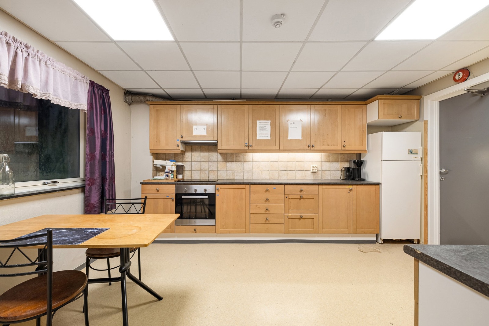 Bildet viser kjøkken i 1. etasje. Kjøkkenet har god størrelse. Galleribilde