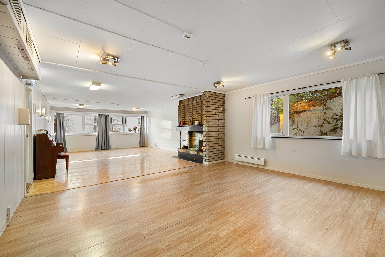 Romslig oppholdsrom/stue i 1. etasje. Galleribilde