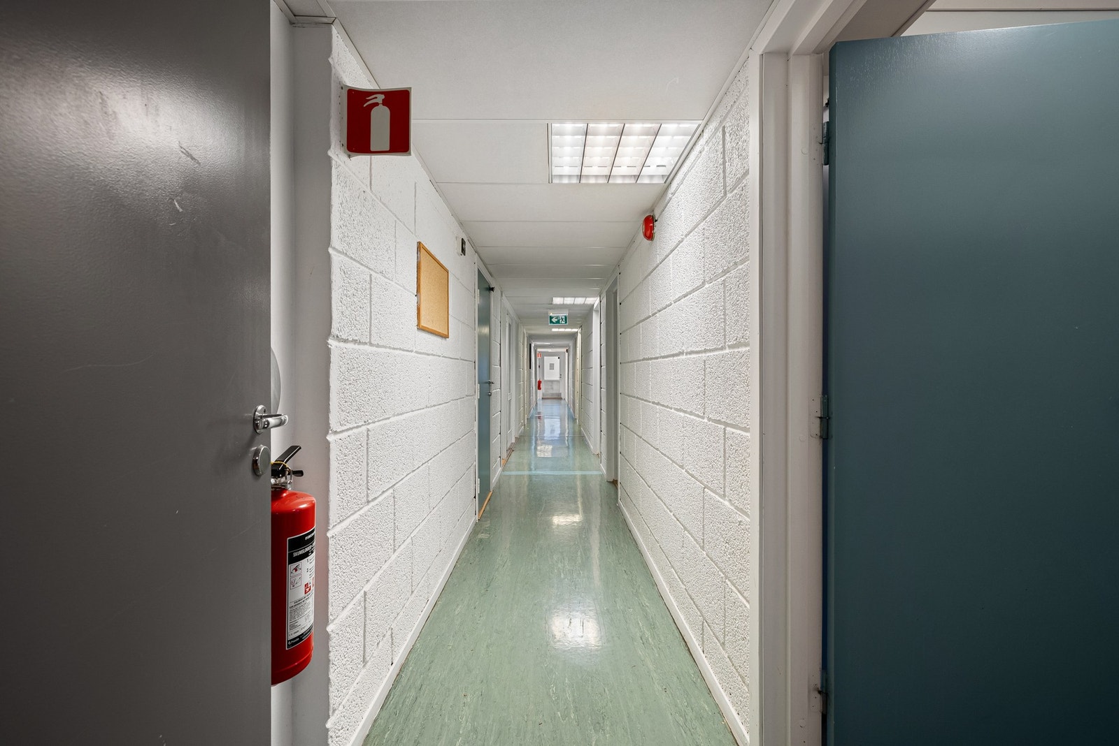 Mellomgang i 1. etasje. Etasjen består blant annet av 7 hybelrom med felles bad, kjøkken og felles stue/oppholdsrom m.m. Galleribilde