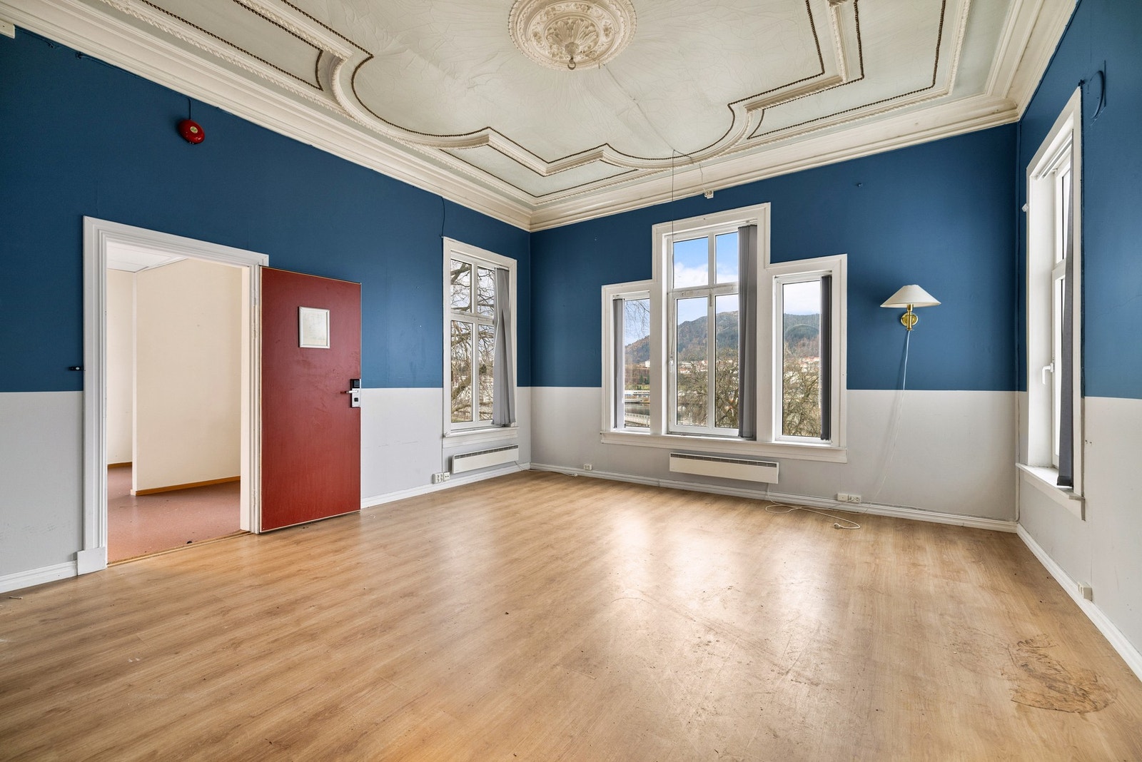 Huset har en svært innholdsrik romløsning og består blant annet av 11 hybelrom med eget kjøkken og bad (oppussing kreves). Galleribilde