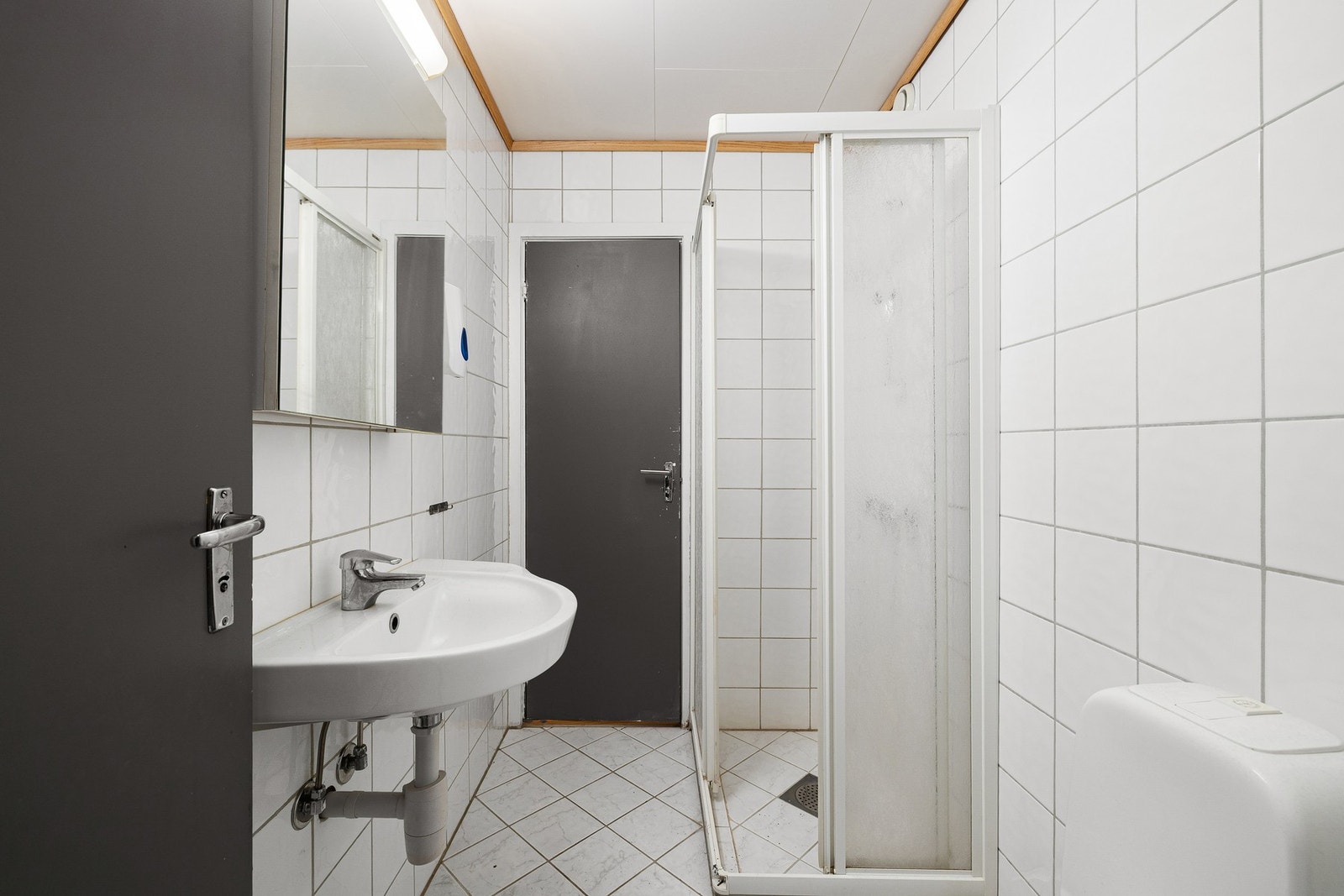 Helfliset og felles bad med dør til hvert hybelrom. Galleribilde