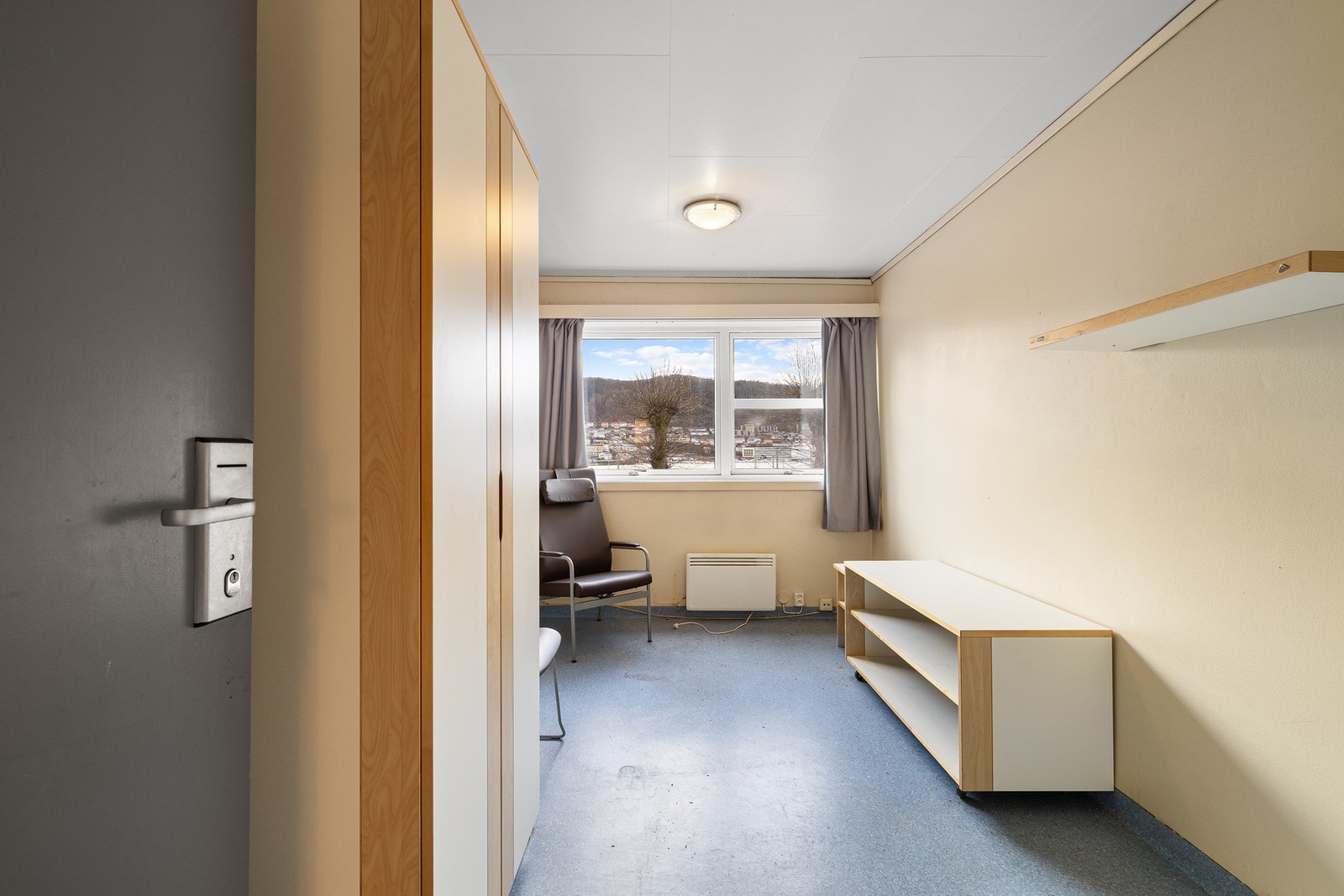 I 2. etasje er det totalt 11 hybelrom. 8 av rommene har felles baderom. Galleribilde