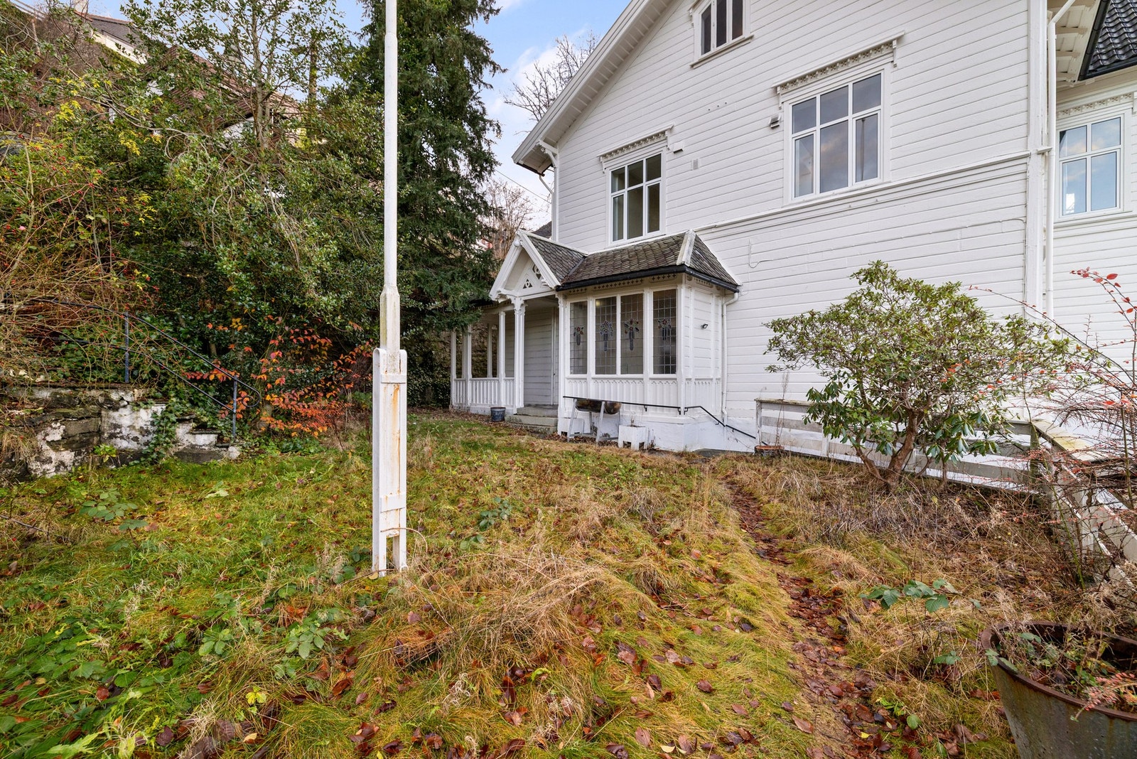 Opprinnelig trappadkomst til Nubbebakken 1 skimtes til venstre i bildet. Galleribilde