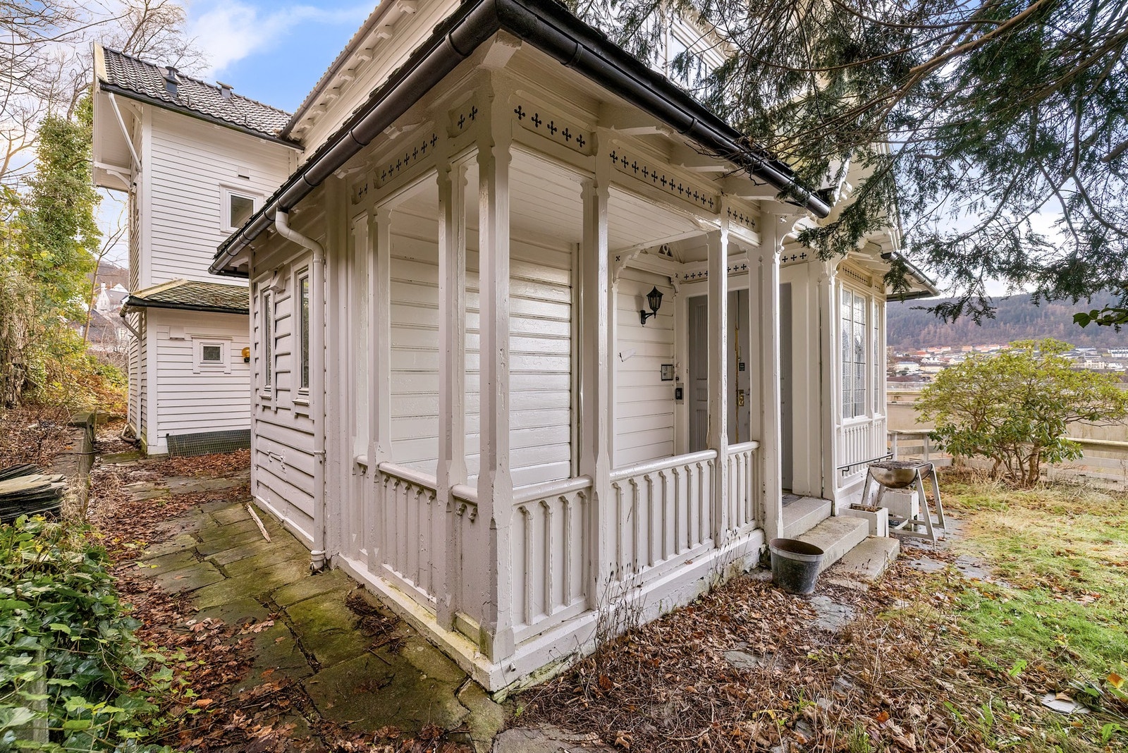 Overbygget inngangsparti med utsøkt listverk og fine detaljer. Galleribilde