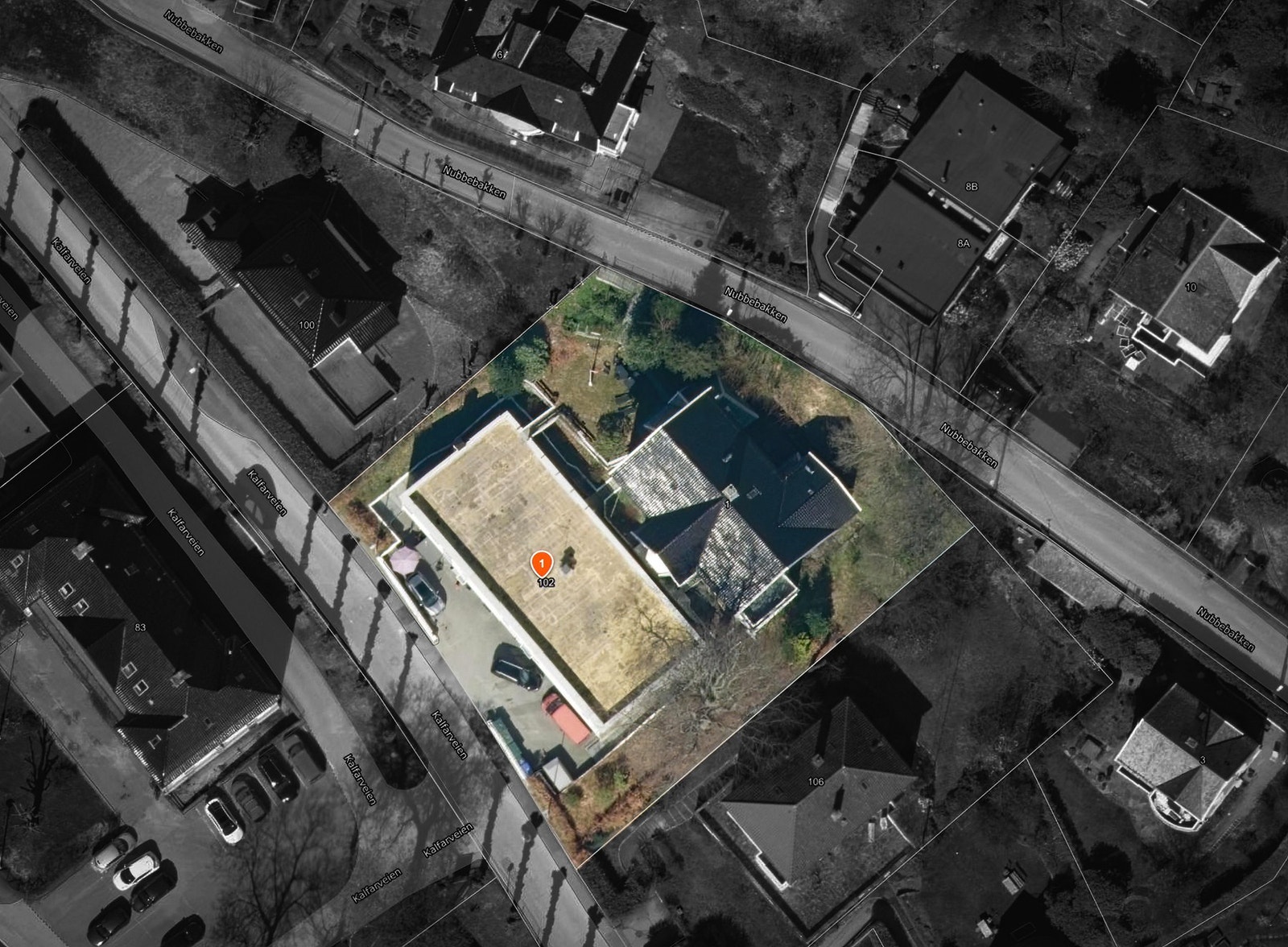 Selveiende tomt på 1.605,4 m². Begge byggene ligger på samme bruksnummer. Galleribilde