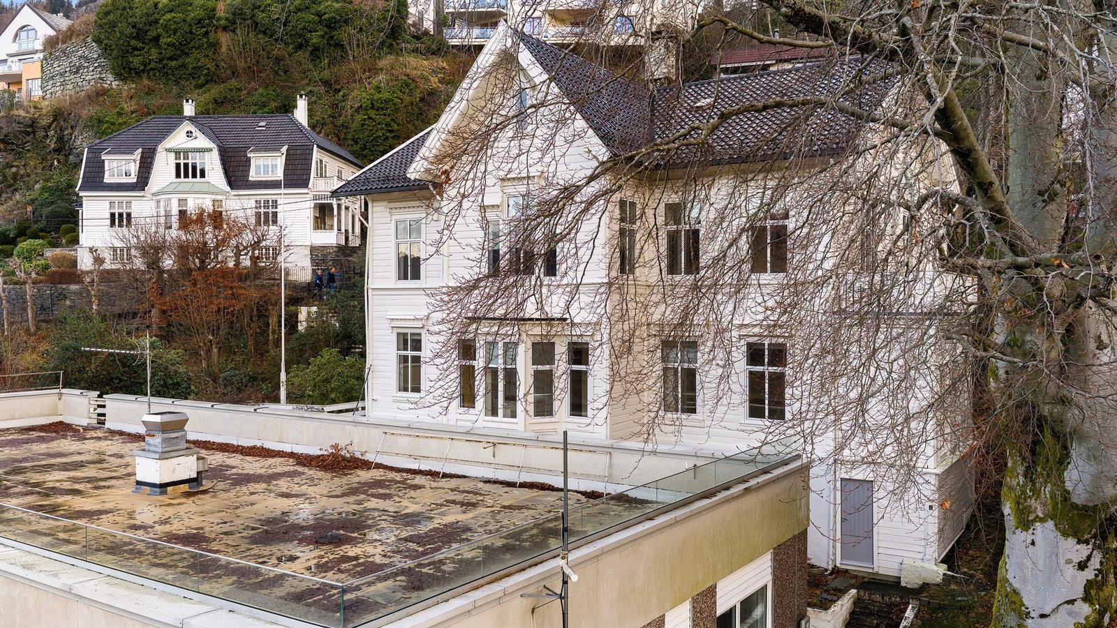 Utvendig fasadebilde av Nubbebakken 1, som også viser stor takterrasse med glassrekkverk over Kalfarveien 102. Galleribilde