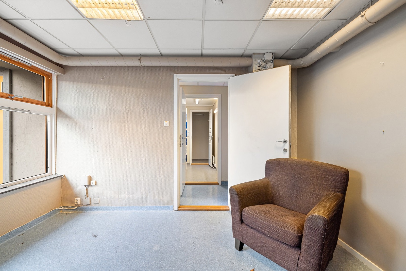 Glimt av kontor i underetasje/hybelrom. Galleribilde