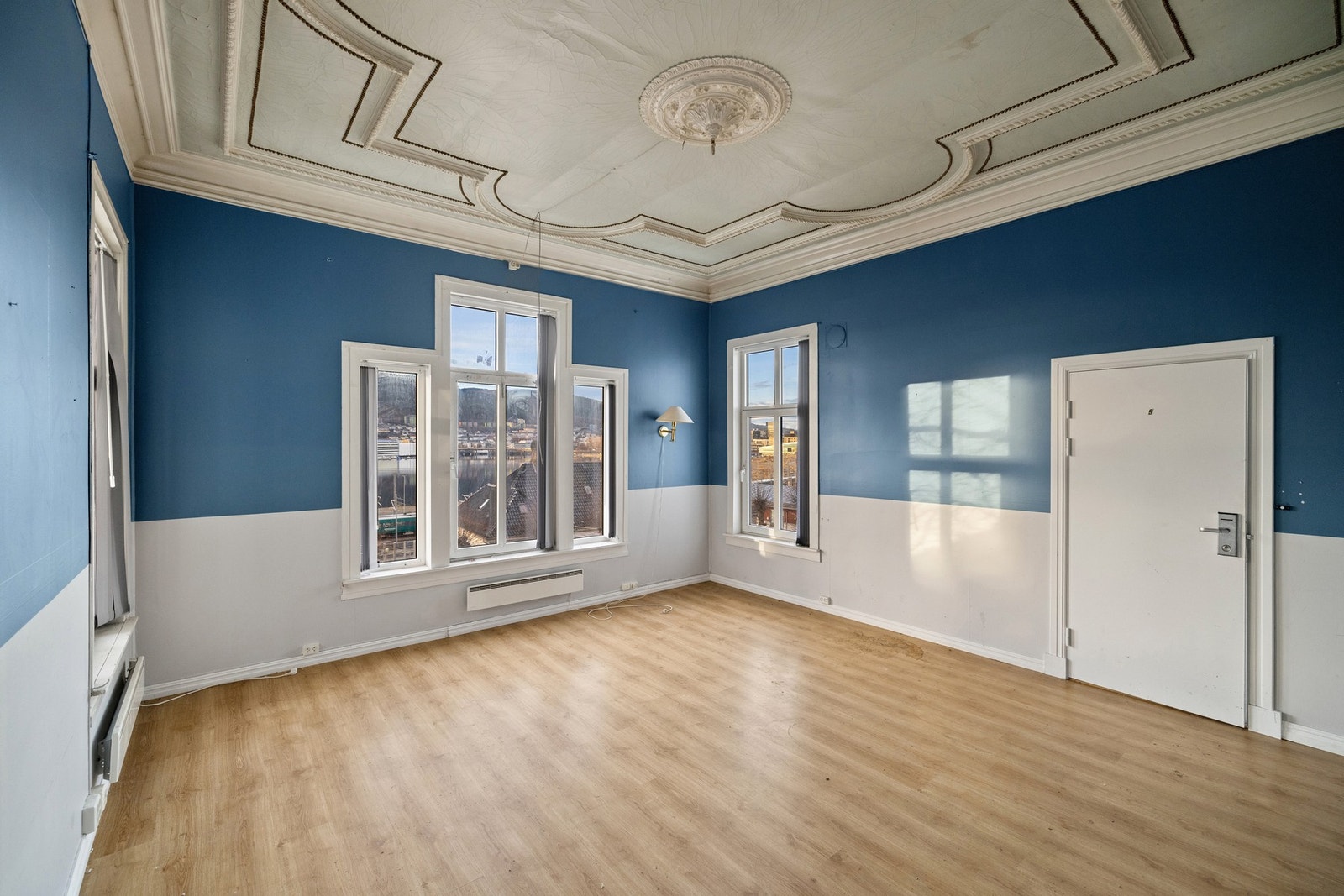 Mektig dagligstue med god takhøyde, takrosett og nydelig listverk. Galleribilde