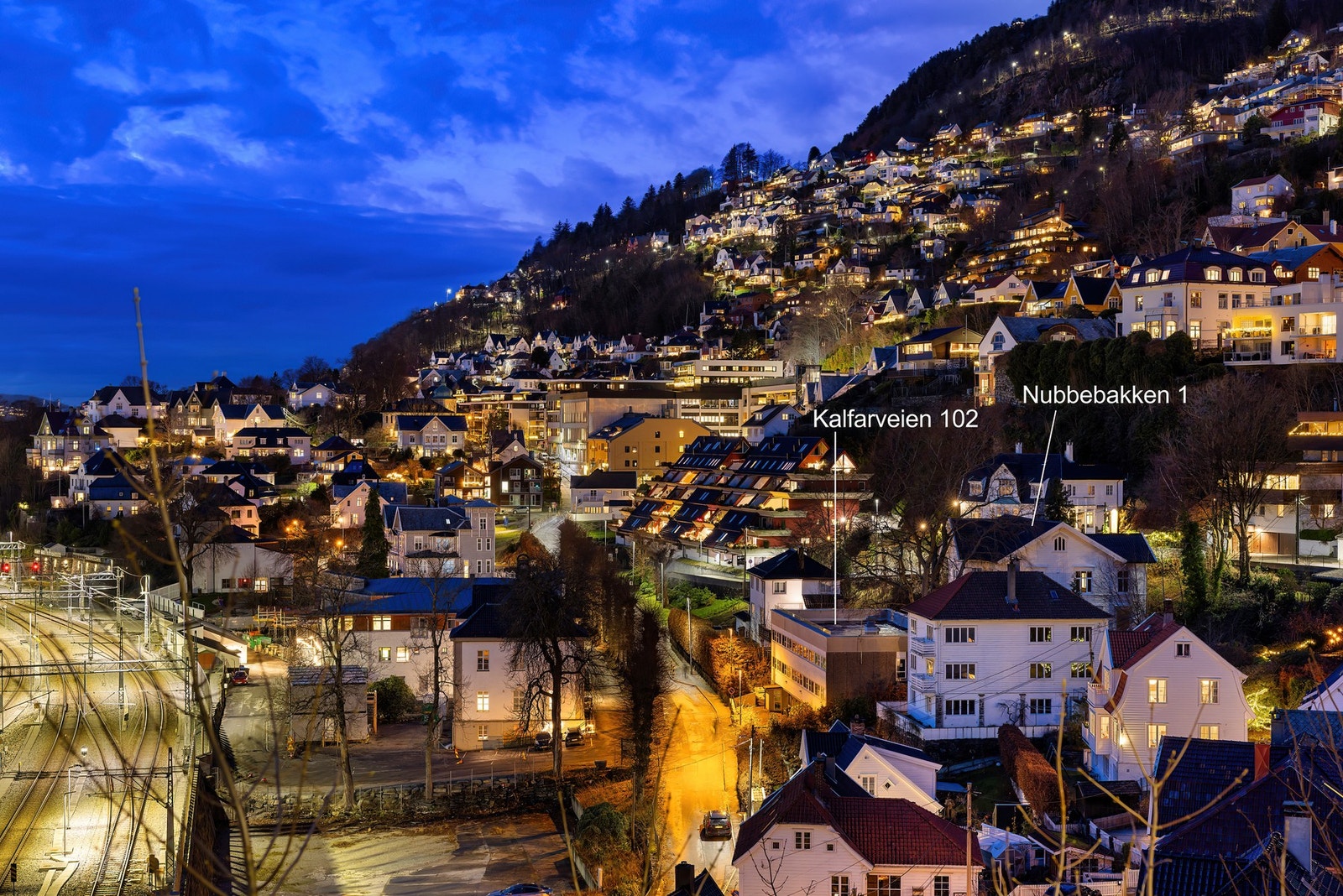 Kveldsbilde som viser byggenes beliggenhet. Galleribilde