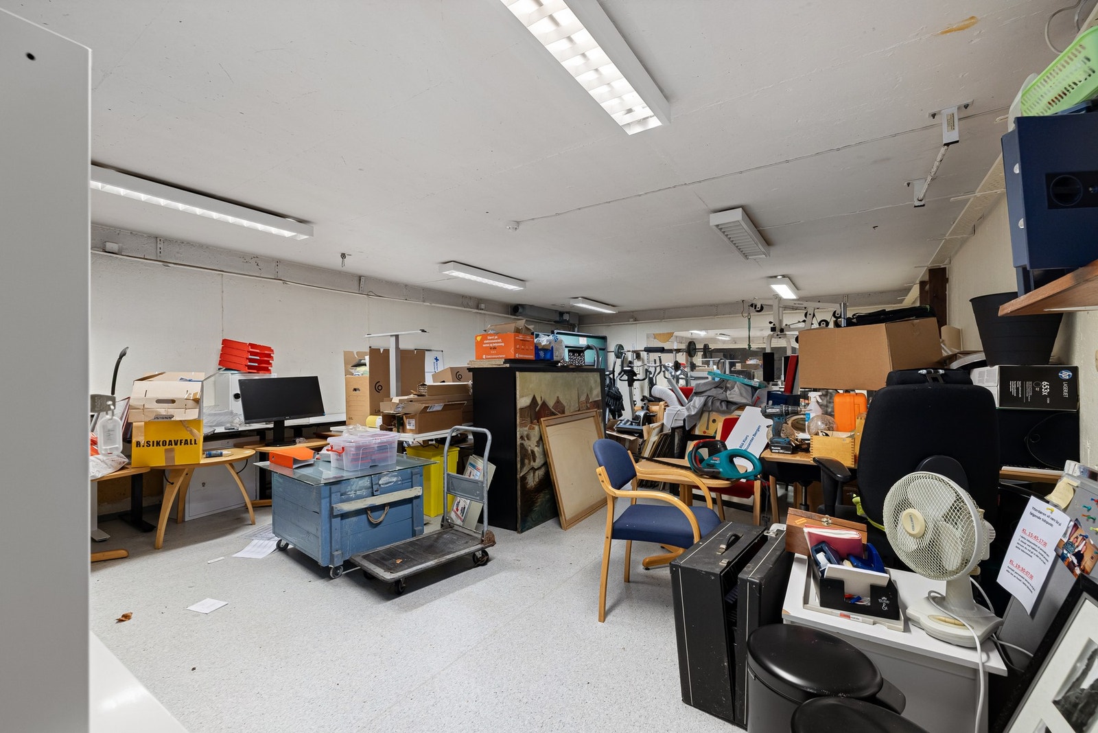 Tilfluktsrom i underetasjen. Rommet har tidligere vært benyttet til treningsrom for beboere og ansatte. Galleribilde