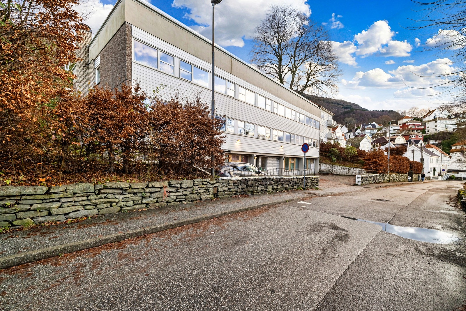 Eiendommen grenser mot Kalfarveien. Det er gåavstand til sentrumskjernen og Bybanen m.fl. Galleribilde