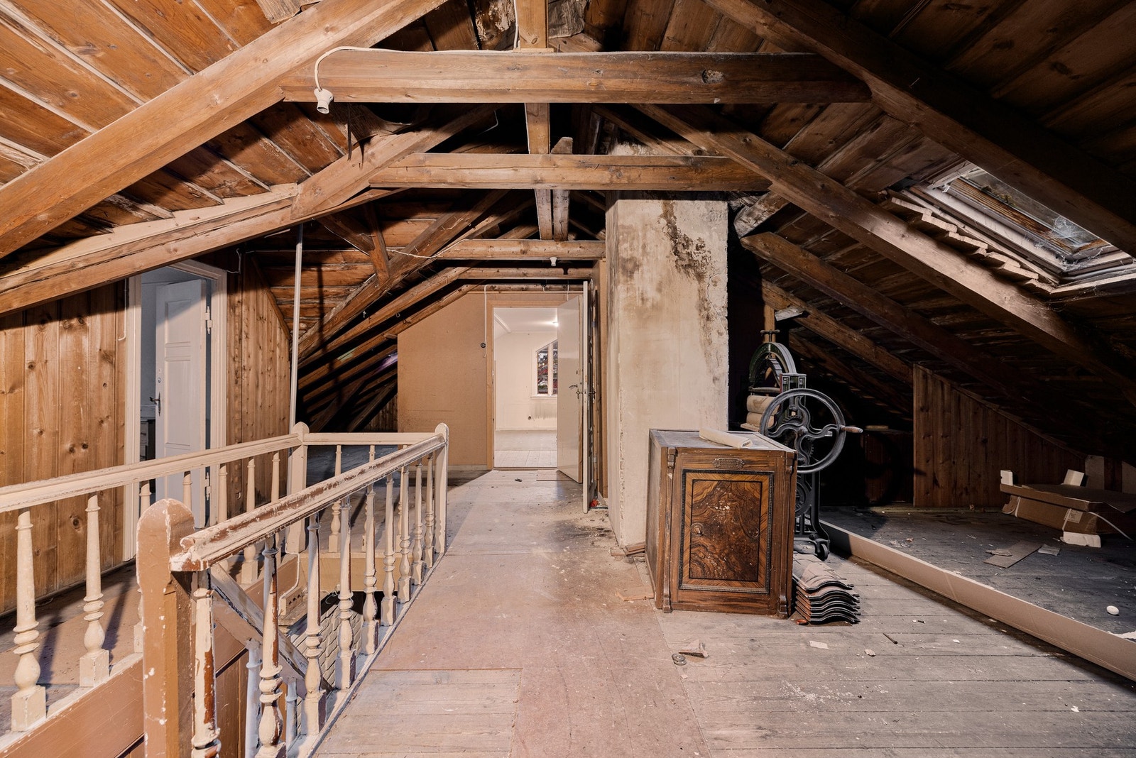 NB! Det er tinglyst en erklæring som sier at loftet ikke skal bli brukt til oppholdsrom, soverom, arbeidsrom eller kjøkken. Kopi av erklæringen kan fås ved henvendelse til megler. Galleribilde