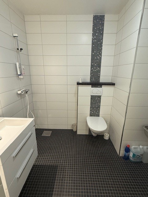 Wc med dusj og vask/skyllekar Galleribilde