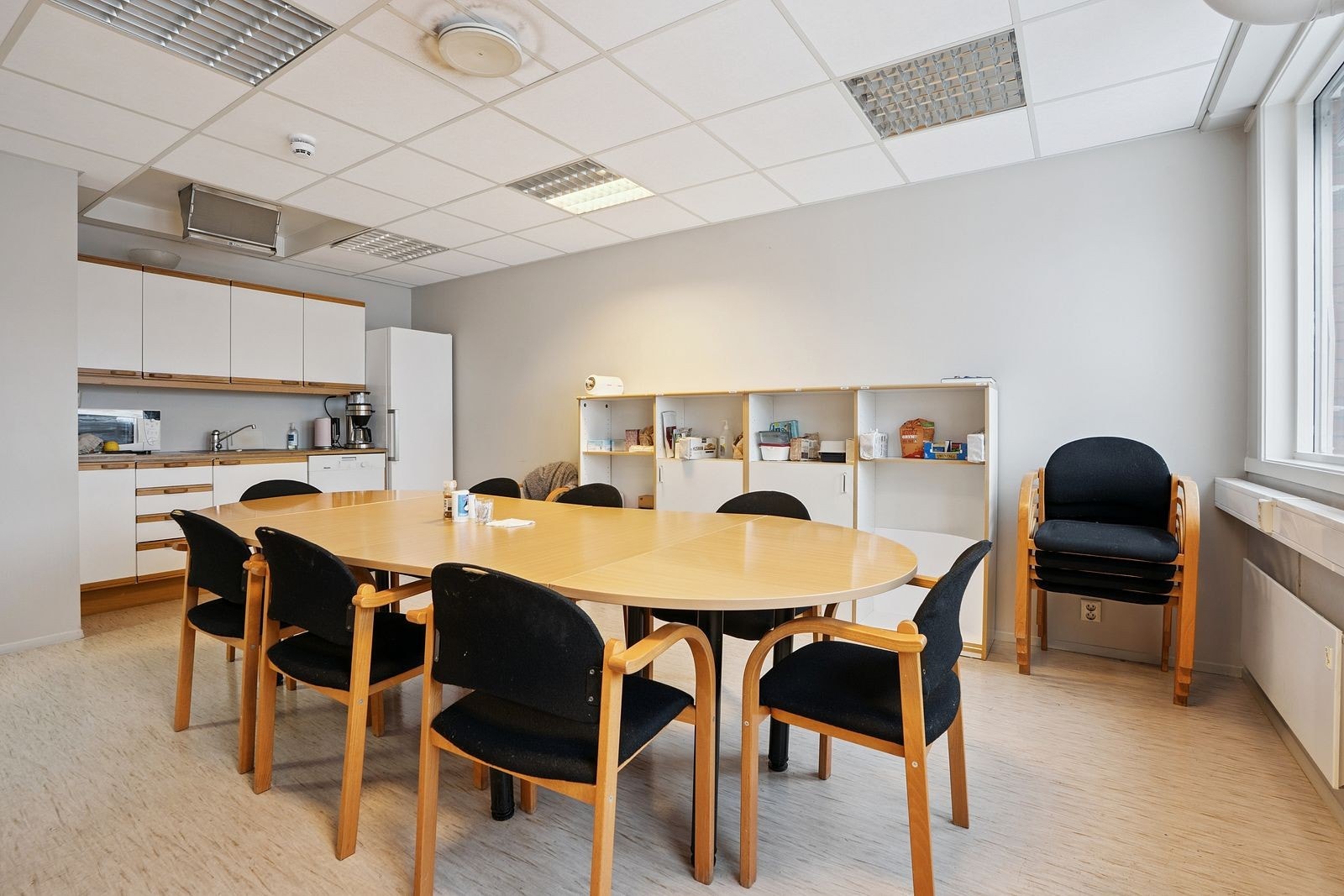 Kjøkken med spiseplass til ansatte Galleribilde