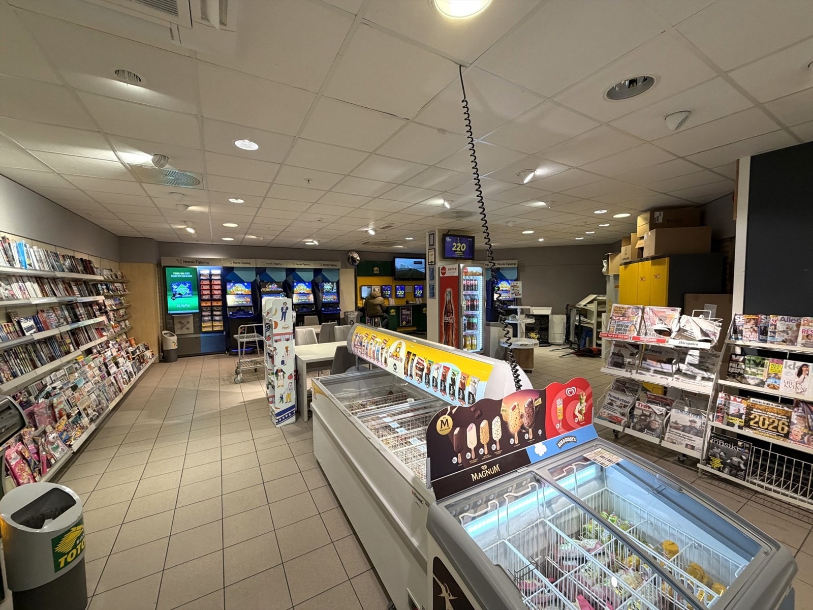 Åpent butikklokale med toalett, lager og kontor. Galleribilde