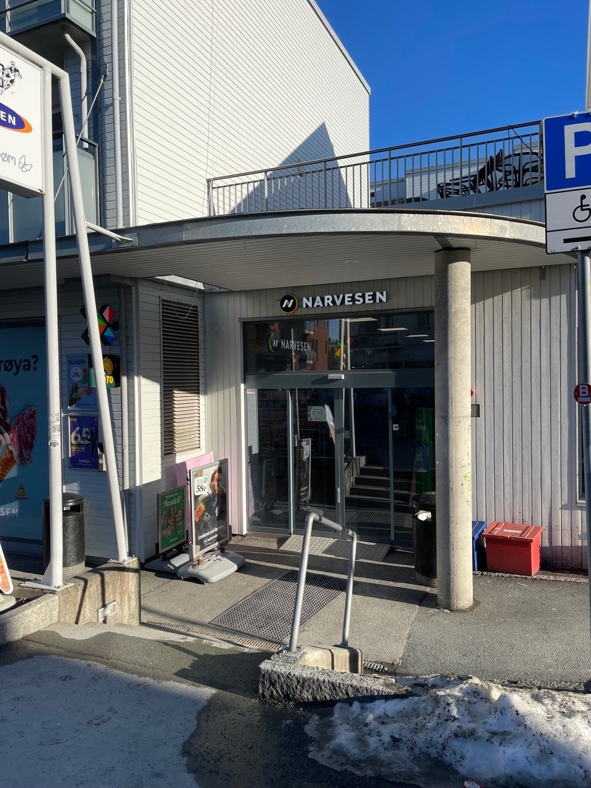 Felles inngangsparti med dagligvare og sportsbutikk (Nor Contact) Galleribilde