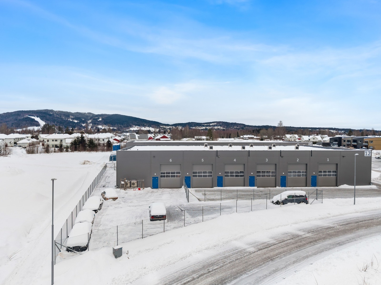 Med seksjonene så følger det en stor og inngjerdet tomt på over 600 kvm. Galleribilde