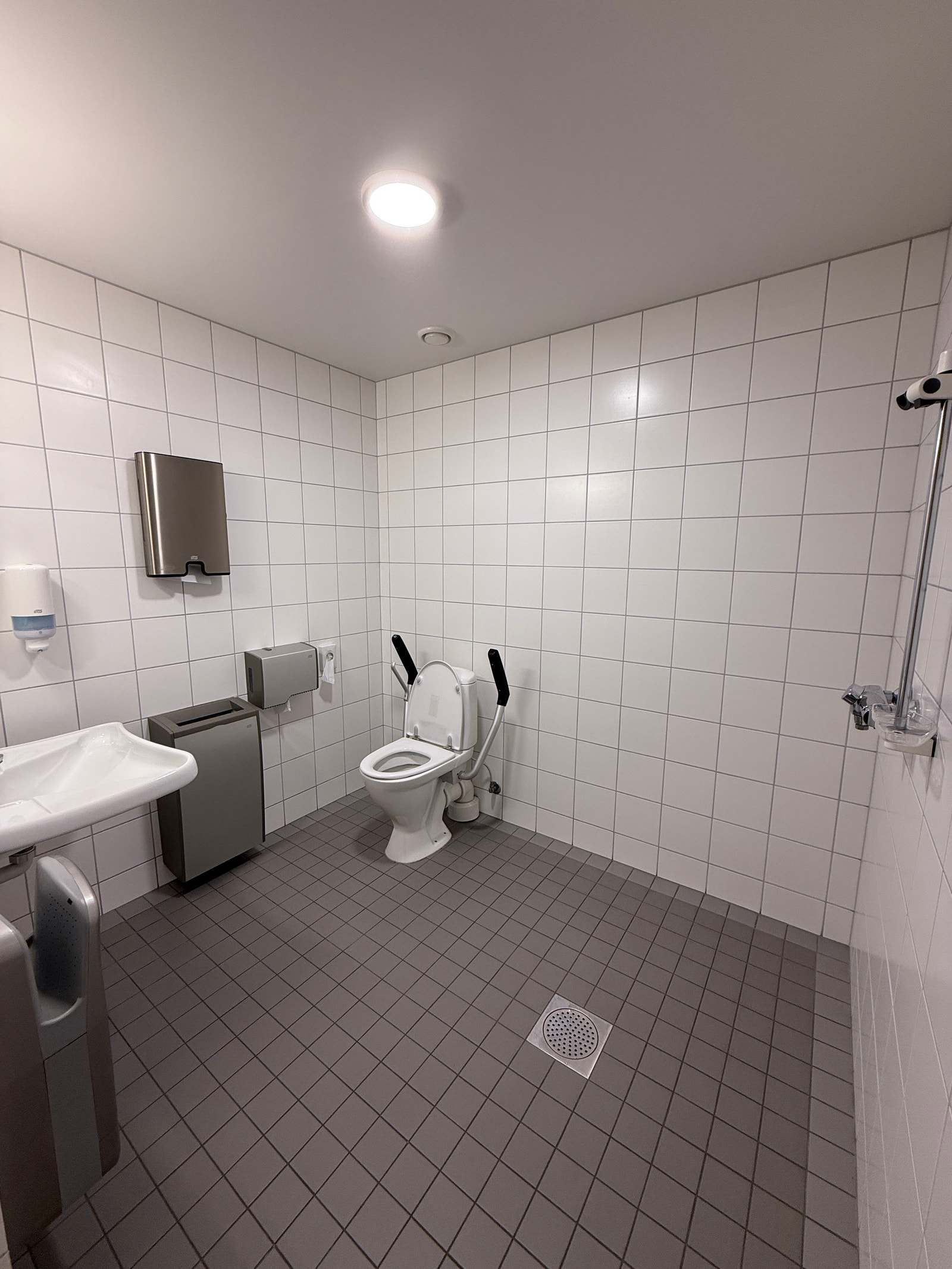 Toaletter & Garderober er opparbeidet i lokalet. Galleribilde