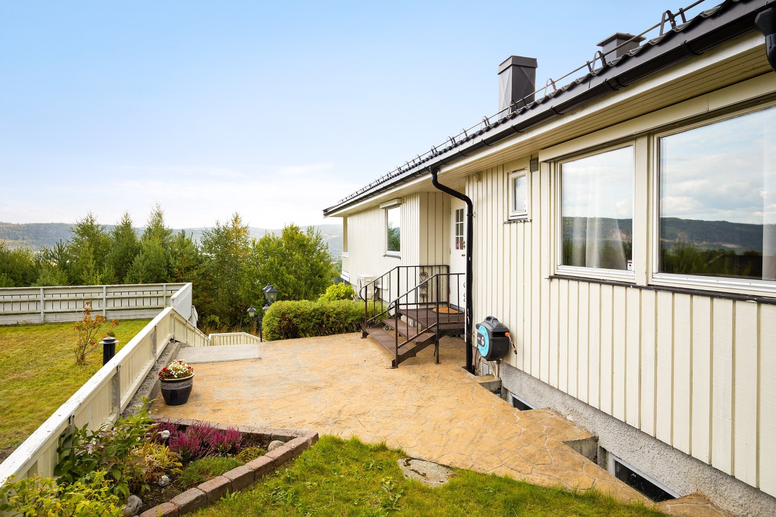 Fra gårdsplassen er det utvendig trapp med videre adkomst til boligens overbygde inngangsparti i 1. etasje. Galleribilde