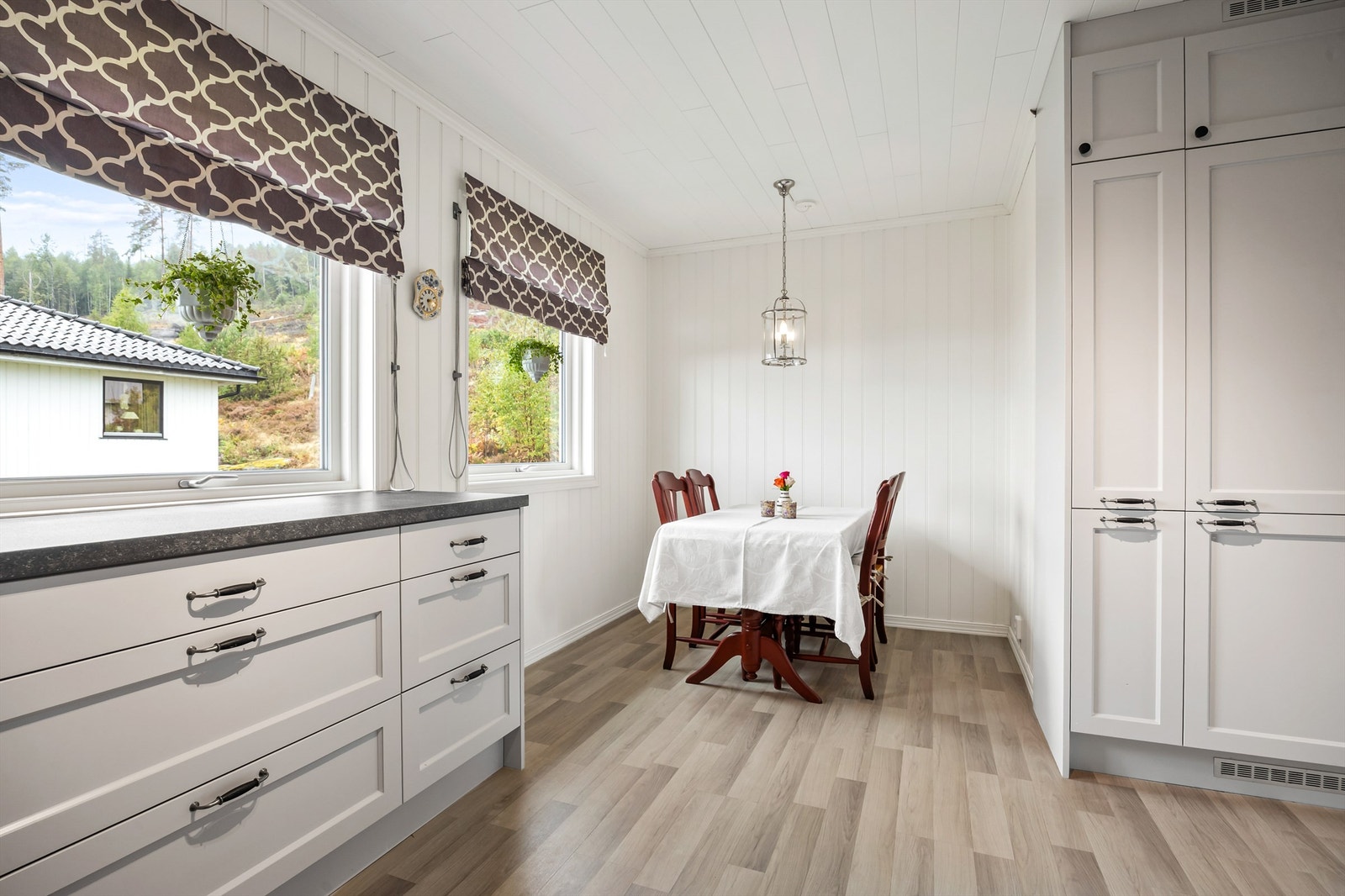 Mulighet for spiseplass i enden av rommet. Galleribilde