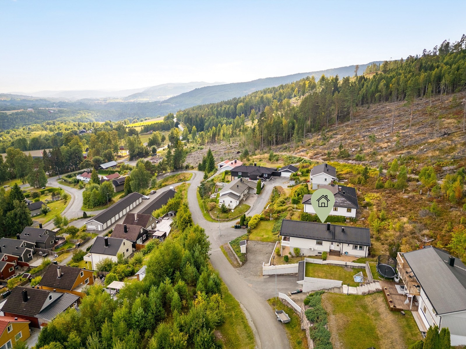 Nærmeste barnehage ligger kun ca. 600 meter fra boligen (Dambråtan). Det er kort vei til Sylling barne- og ungdomsskole. Galleribilde