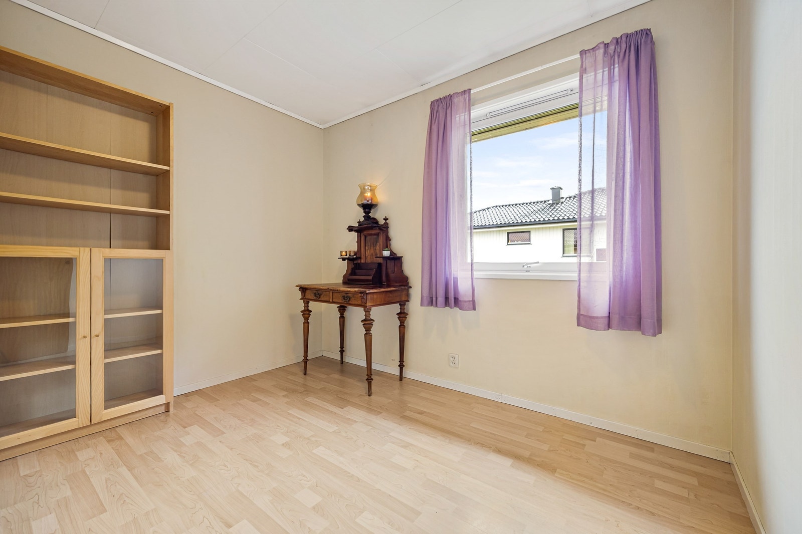Boligen har totalt fire soverom, tre er plassert i 1. etasje og en er i underetasjen. Galleribilde