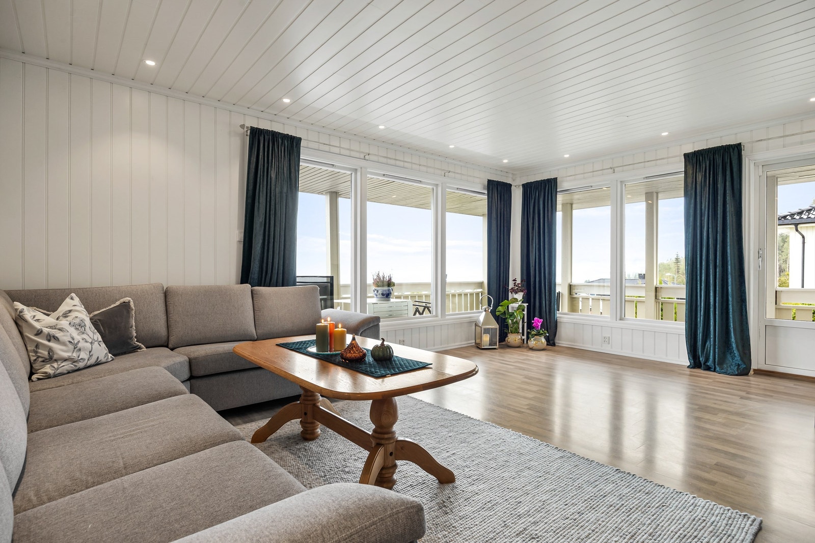 Sofaområde med downlights i himling og direkte utgang til verandaen. Galleribilde