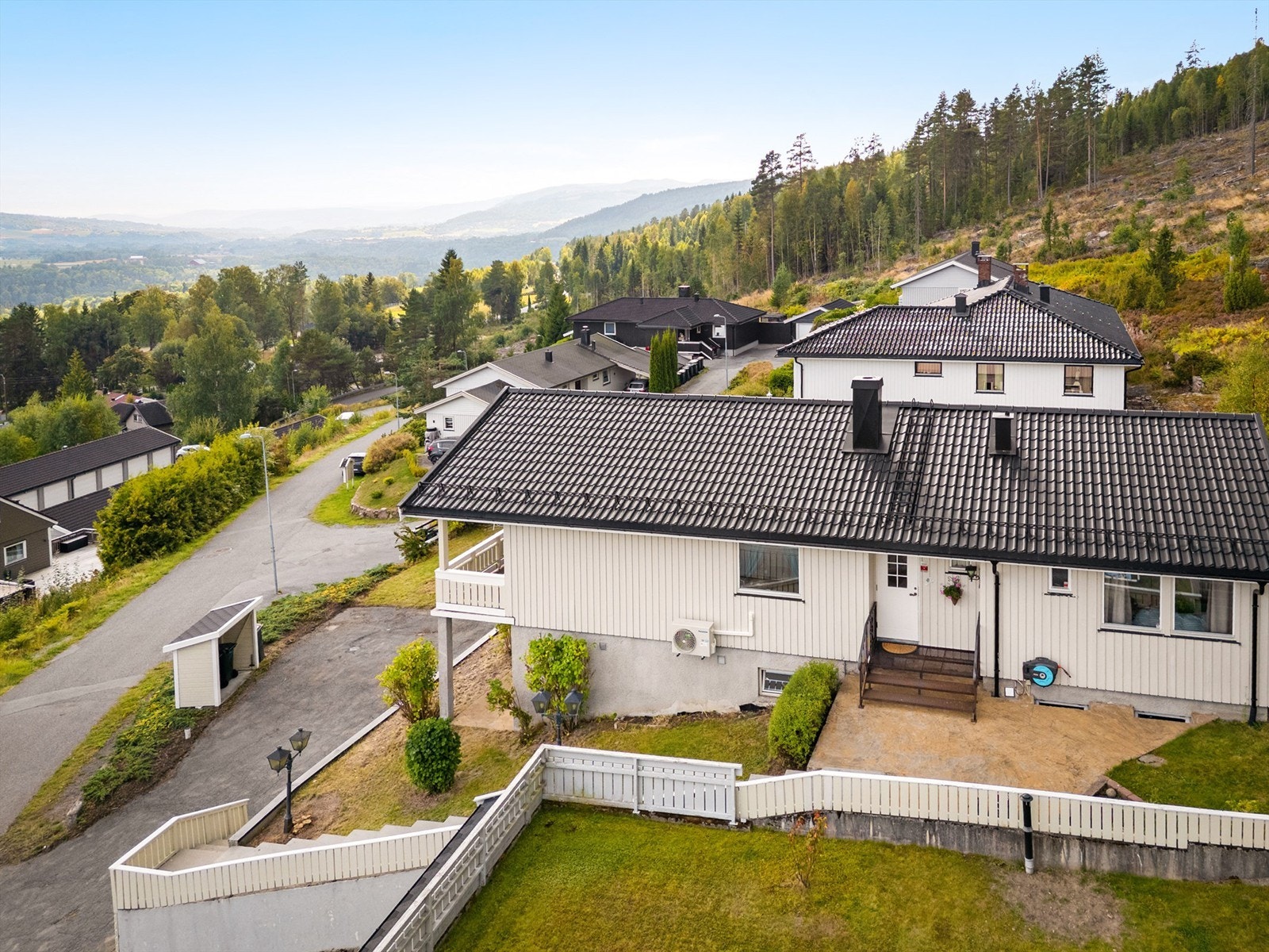 Parkering på egen asfaltert gårdsplass, ved boligen. Galleribilde