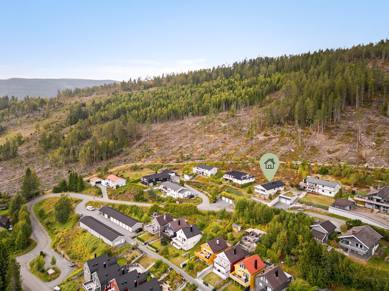 Umiddelbar nærhet til flotte tur- og rekreasjonsområder bak eiendommen.
Foto: Stine Prøitz Jørgensen. Galleribilde