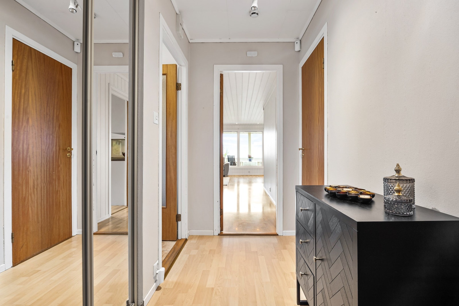 Gang med skyvedørsgarderobe og adkomst videre til oppholdsrommene. Galleribilde