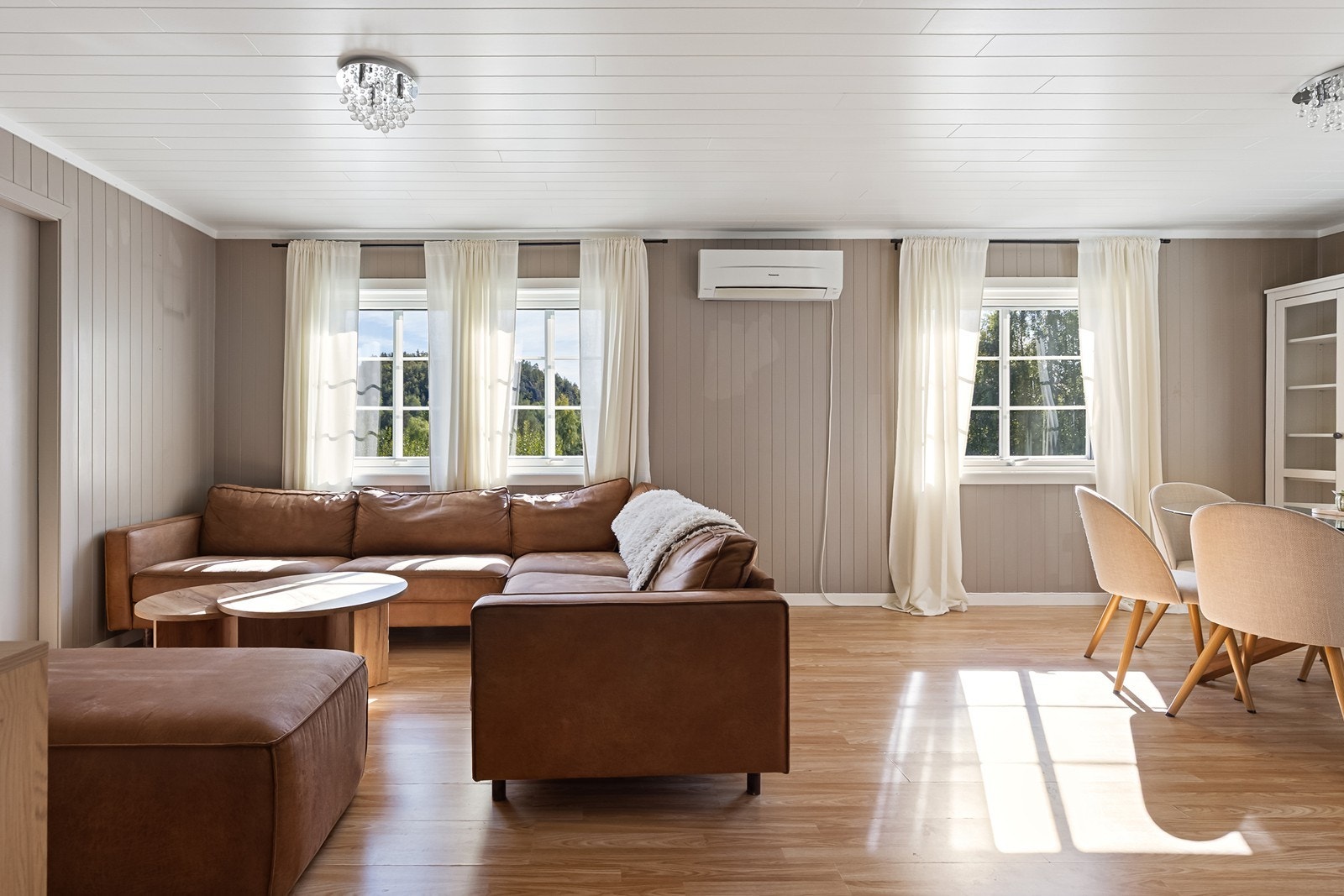 Stue har store vinduer som slipper inn rikelig med naturlig lys. Galleribilde