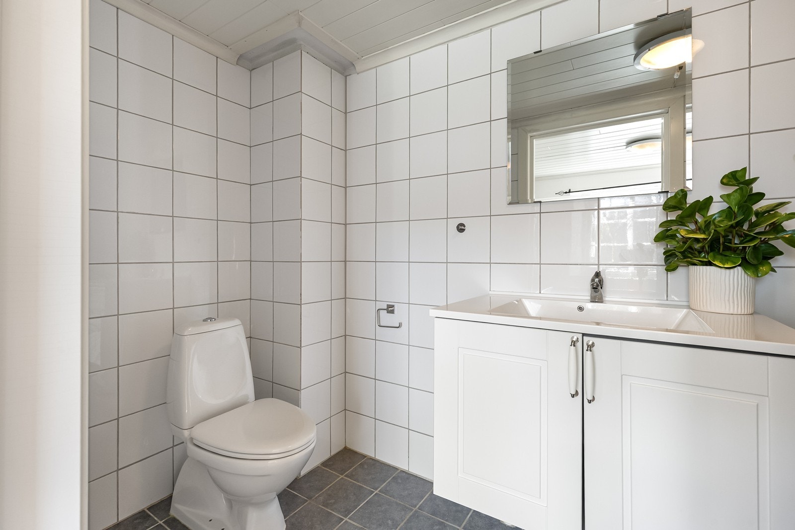 Bad i underetasje i tidløs utførelse. Galleribilde