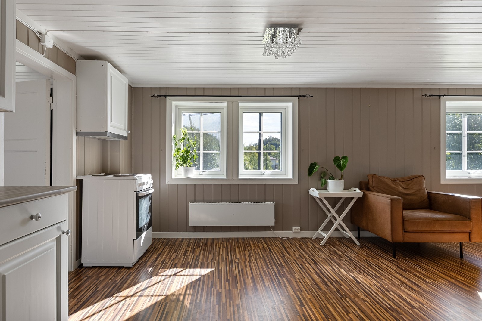 Underetasjen i boligen er innredet som en leilighet. Grunnet manglende tegninger fra kommunen er det uvisst om dette er godkjent for varig opphold. Galleribilde