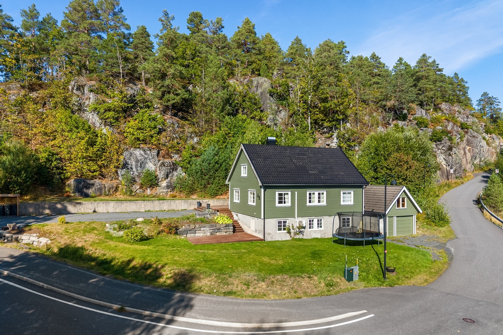 En innbydende og romslig enebolig over 3 etasjer med flott opparbeidet tomt og garasje med sentral beliggenhet. Galleribilde