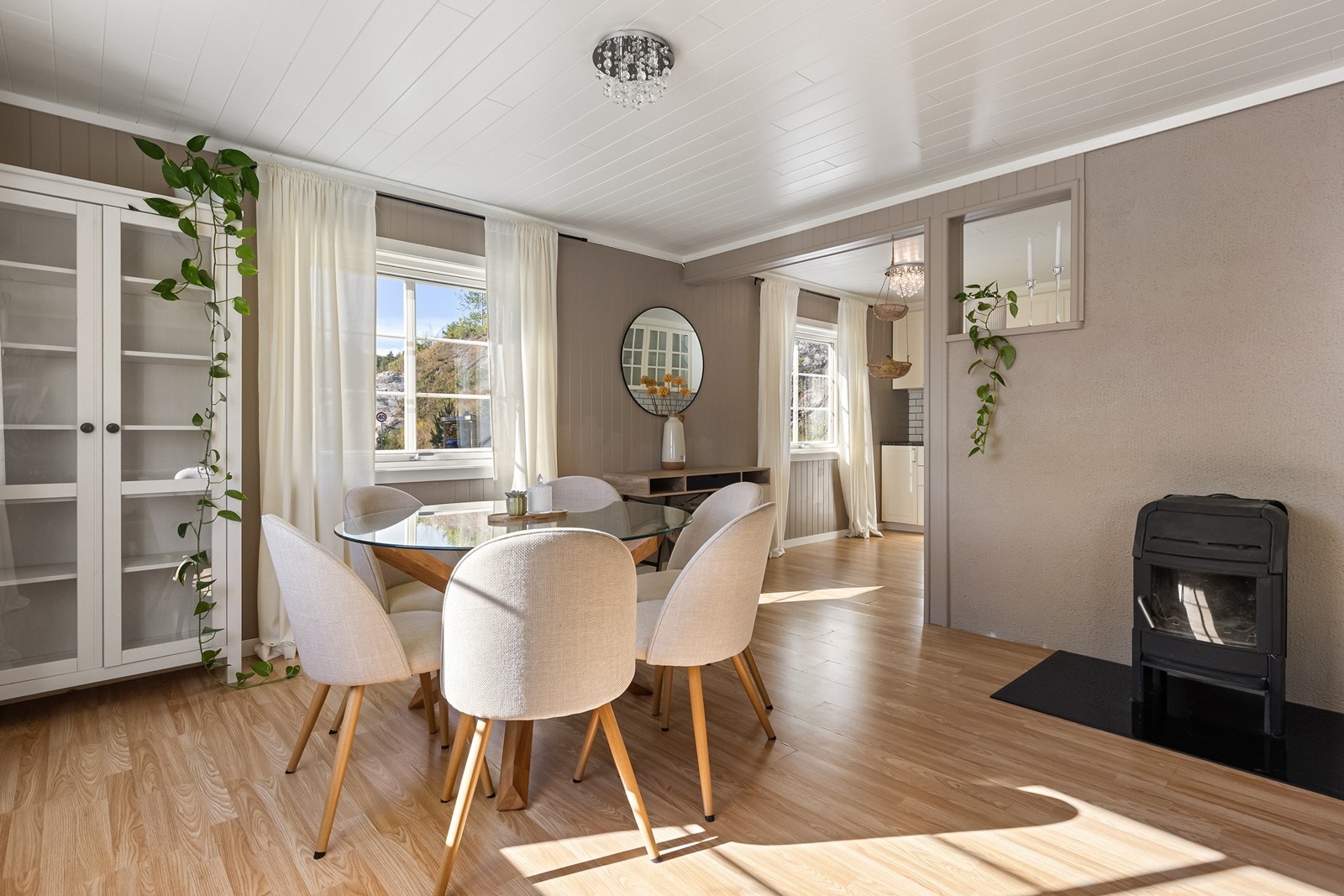 Koselig spisestue med adgang til kjøkkenet. Perfekt for sosiale sammenkomster eller småbarnsfamilien. Galleribilde