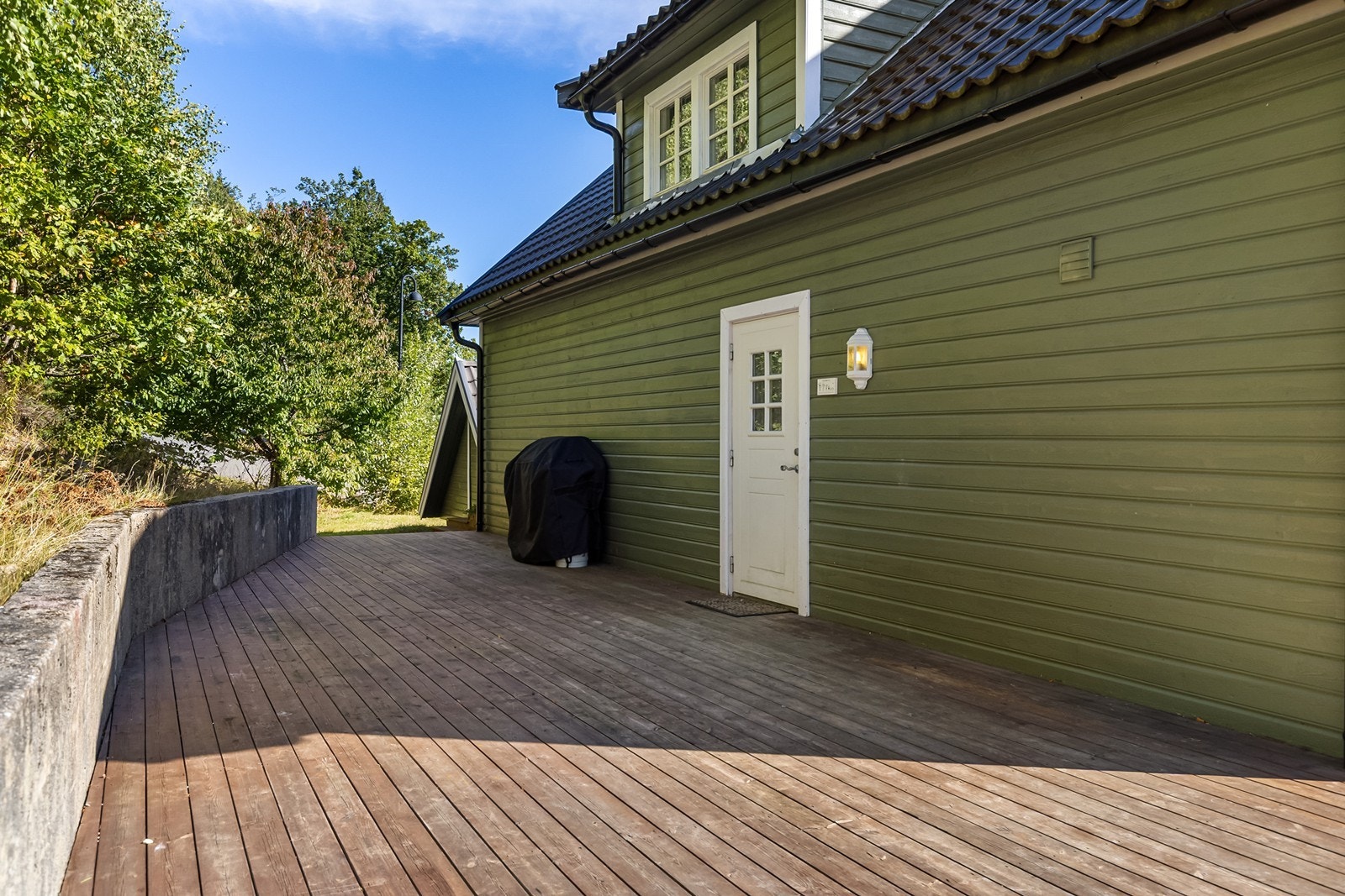 Foran boligen er det en stor platting med god plass til utendørs møblement. Galleribilde