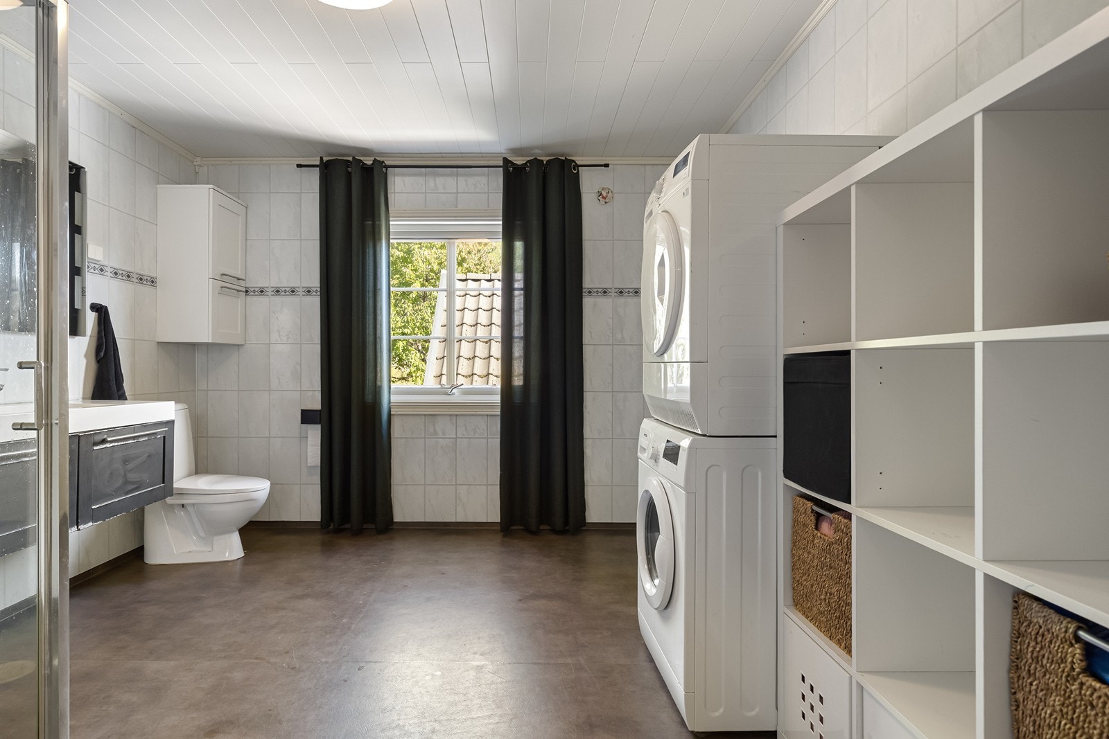 Badet er meget romslig, og har opplegg for vaskemaskin. Galleribilde
