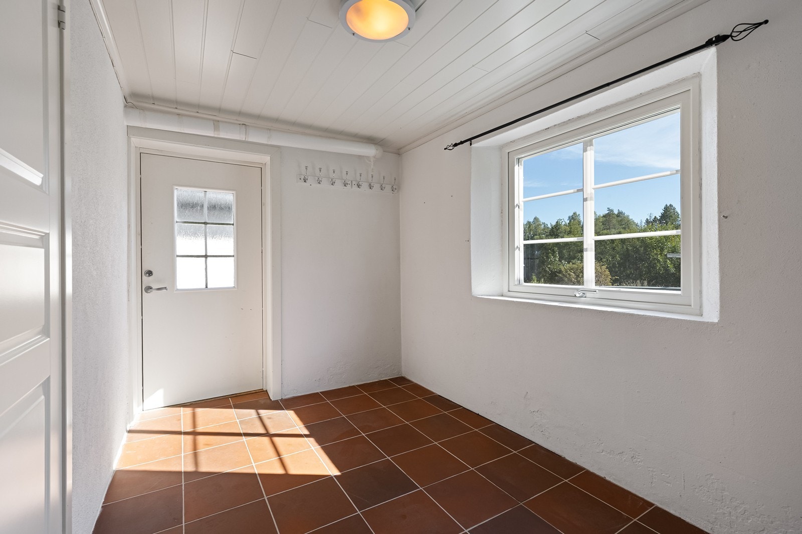 Velkommen inn til underetasjen. Den har egen inngang fra bakkeplan. Galleribilde