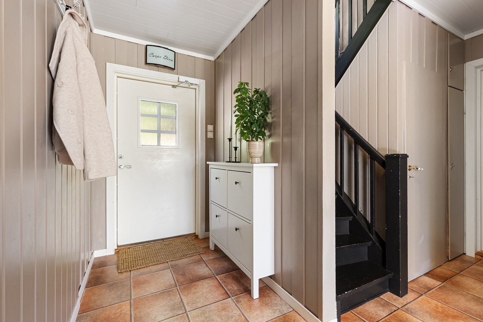 Velkommen inn! Innbydende gang som ønsker deg velkommen hjem! Galleribilde