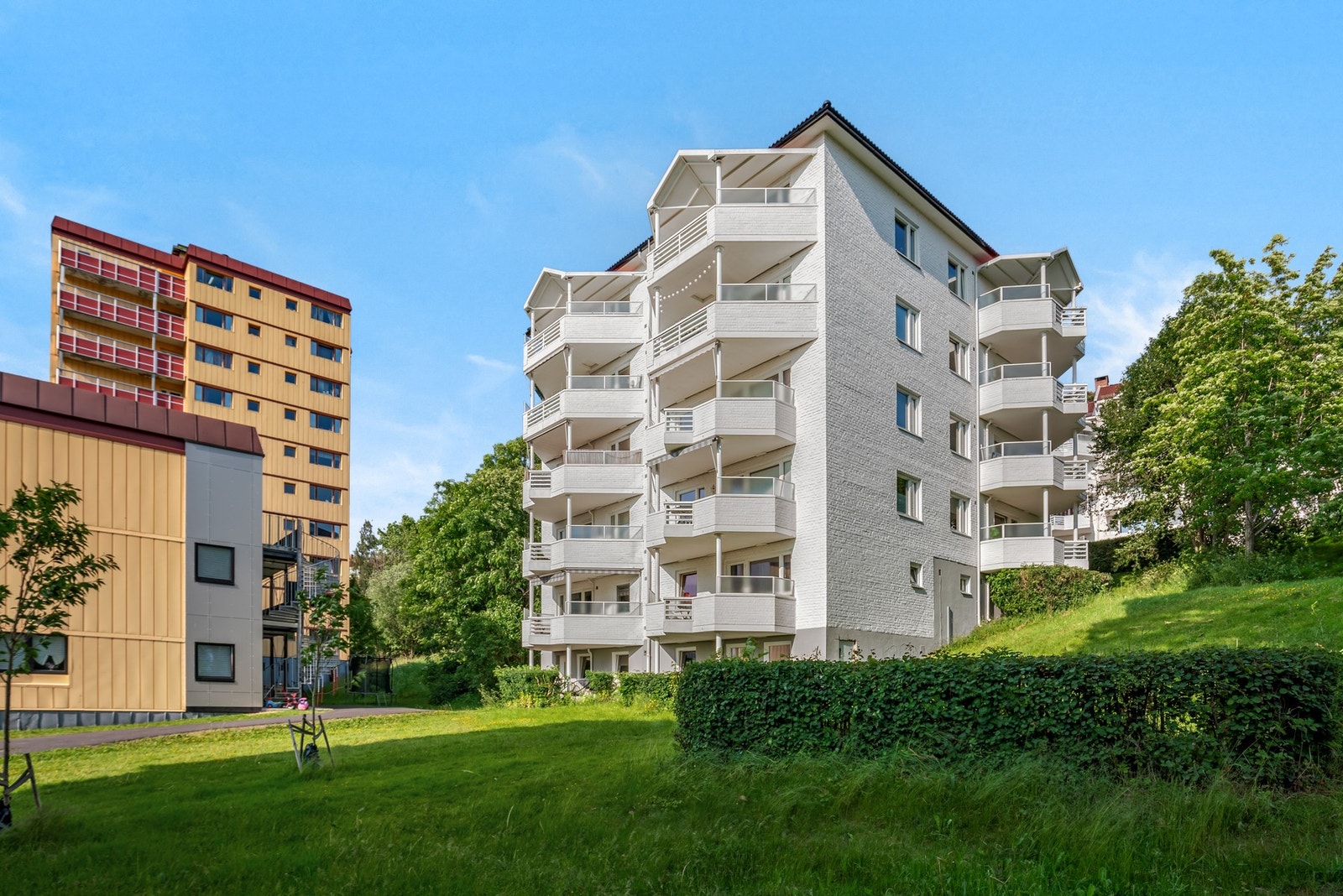 Borettslaget har grønne og flotte omgivelser rundt blokkene. Galleribilde