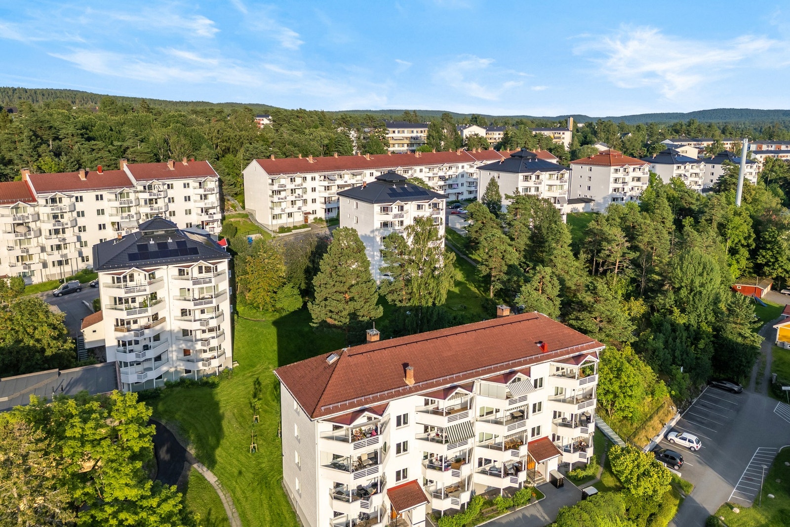 Leiligheten har en meget sentral beliggenhet i et attraktivt boligområde på Oppsal. Galleribilde
