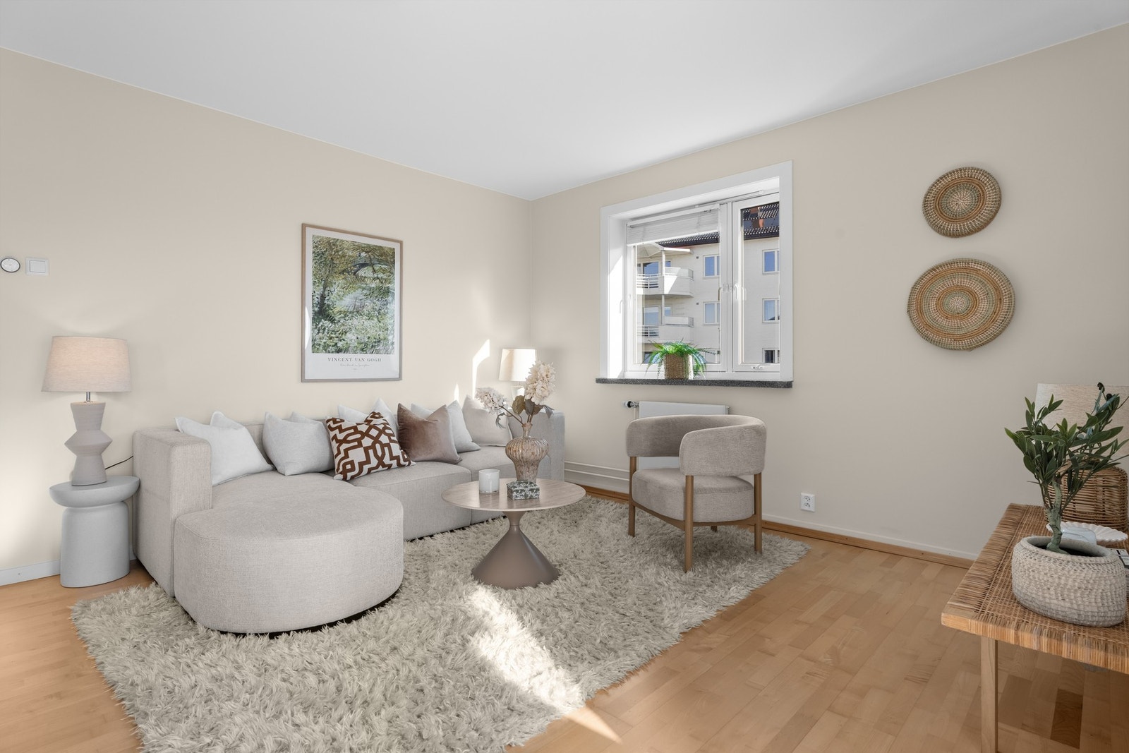 Stuen er romslig og innbydende, med god plass til både sofagruppe og spisebord. Galleribilde