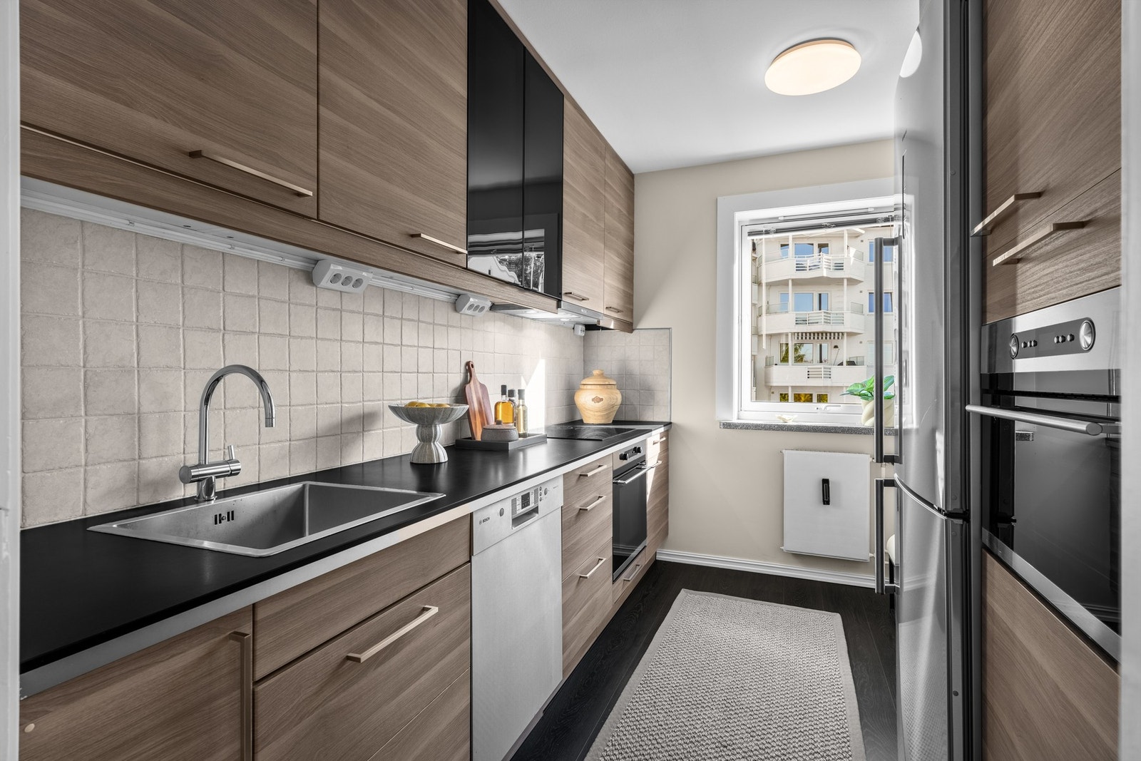 Kjøkkenet ligger i et eget rom og har en praktisk og funksjonell innredning fra IKEA fra 2012. Galleribilde