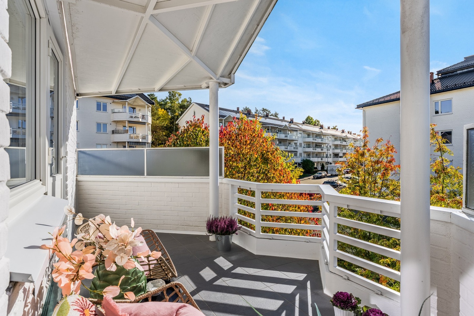 Balkongen blir en naturlig forlengelse av stuen og et hyggelig sted å nyte fine sommerdager og lange kvelder. Galleribilde