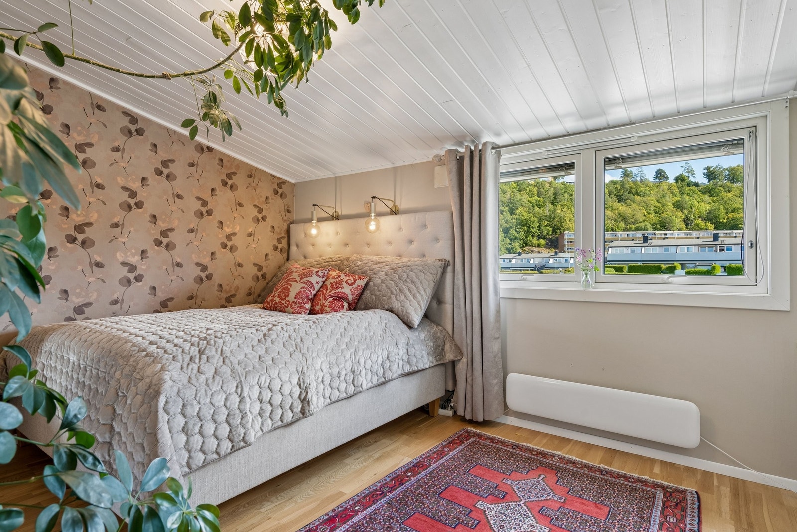 Soverom 1. Hovedsoverommet oser av ro og velbehag, og vender mot øst. Det er flere muligheter for plassering av dobbeltseng. Galleribilde
