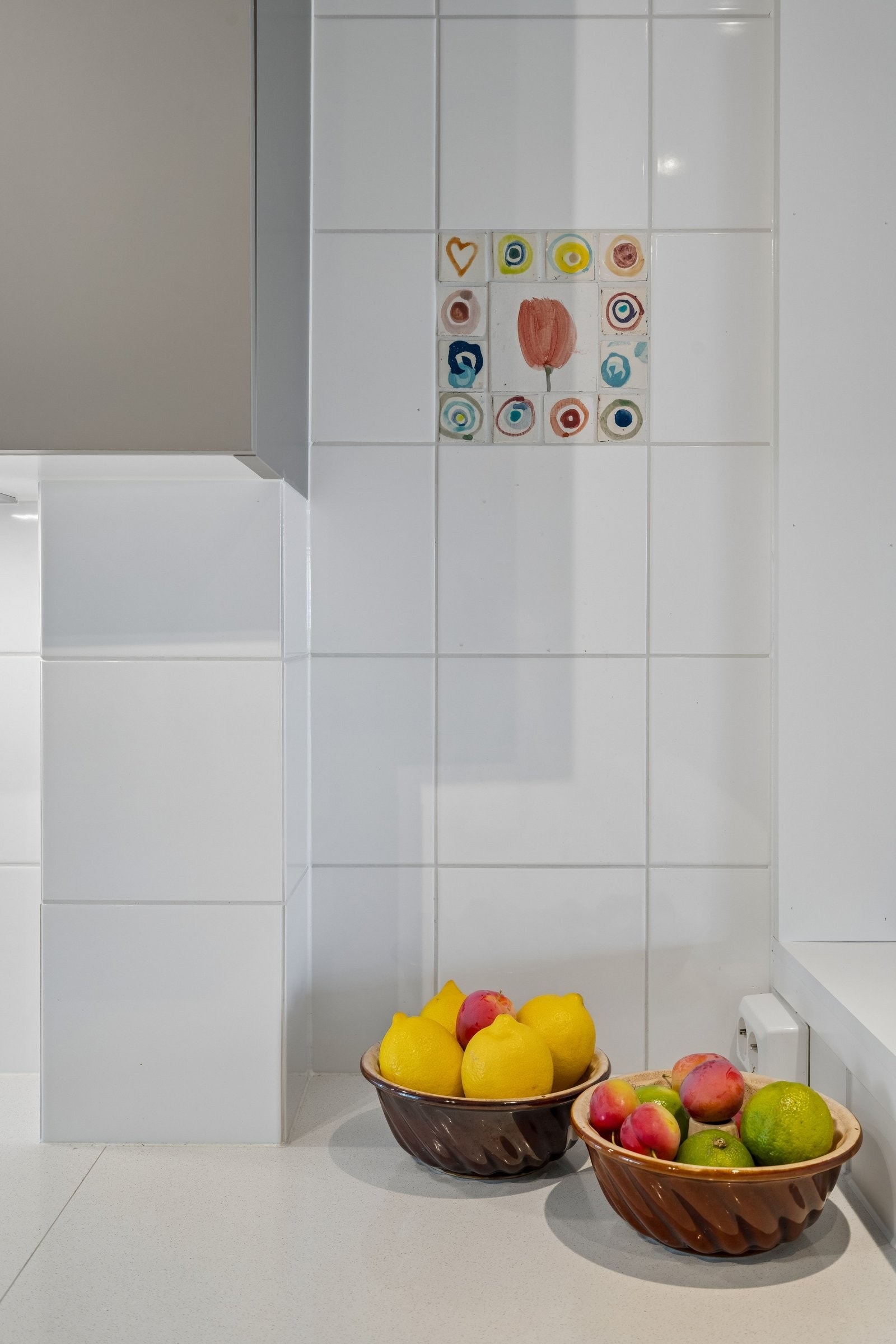 I overgangen til stuen er det en mosaikk av småfliser fra en lokal keramiker på Roed Gård. Galleribilde