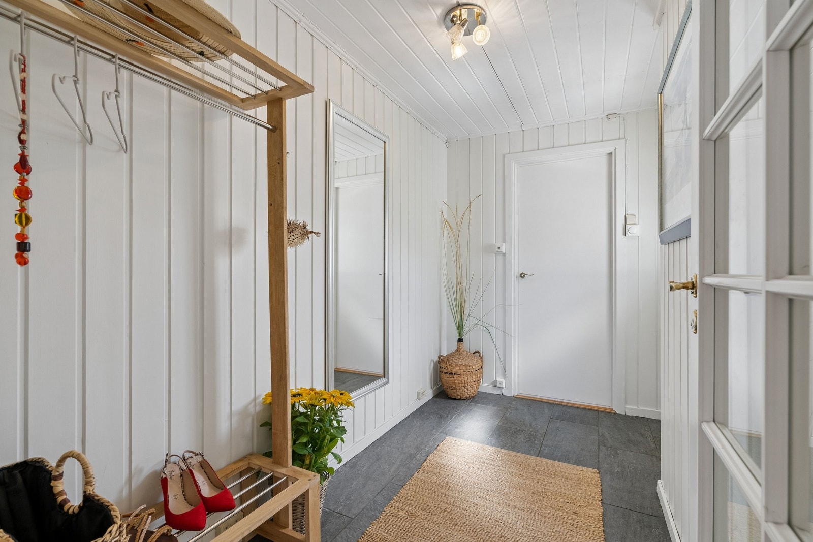 romslig entre med varmekabler i skifergulv. Galleribilde