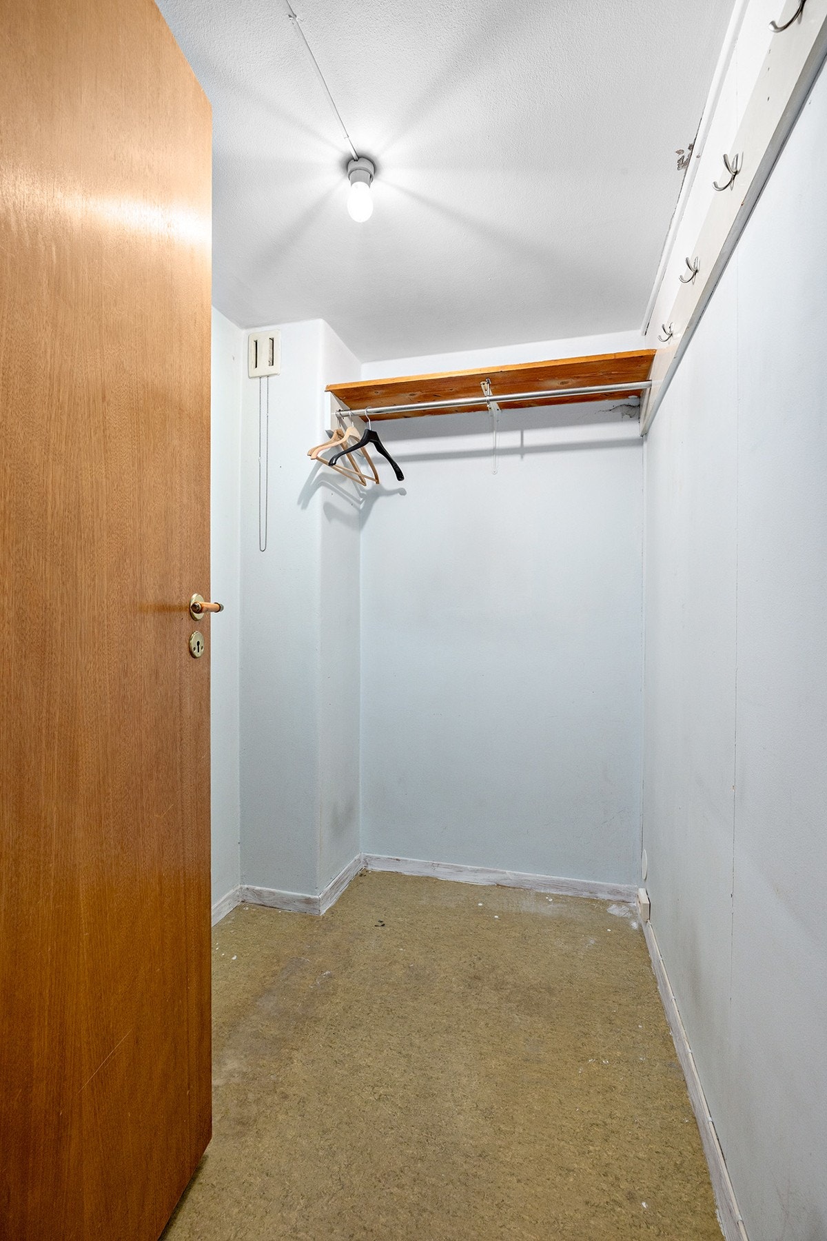 Innvendig bod - praktisk for oppbevaring av diverse utstyr. Her er det mulig å etablere en praktisk walk in garderobe. Galleribilde