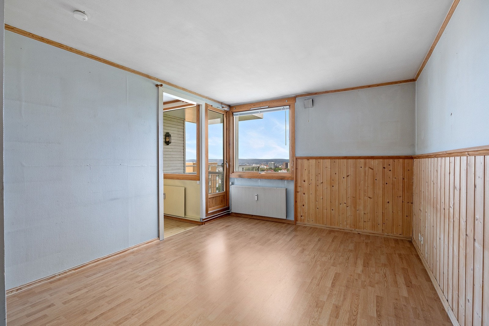 Romslig stue med plass til sofa og spisegruppe Galleribilde